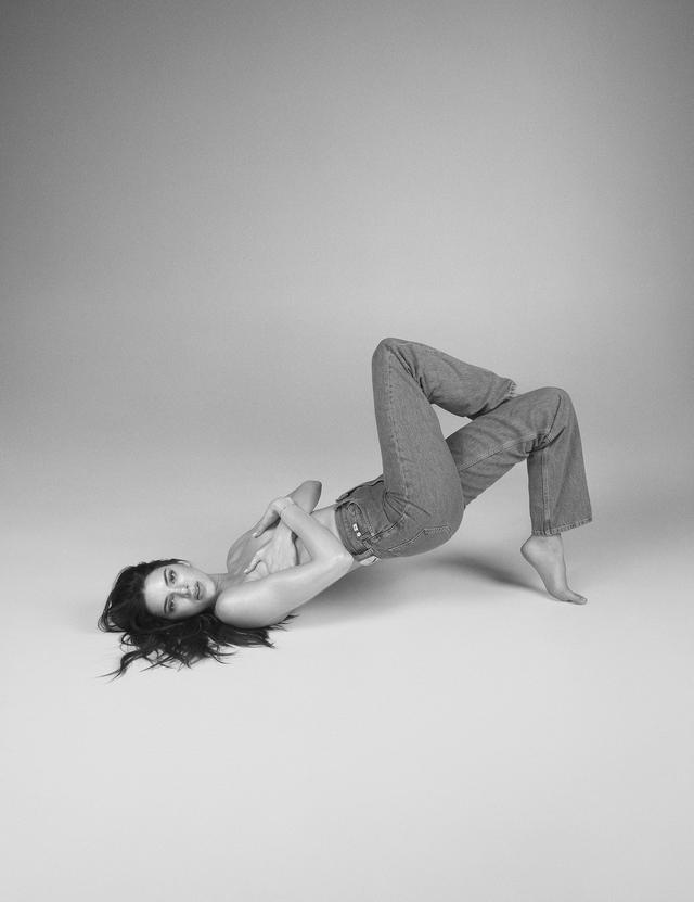 肯达尔.詹娜的Calvin Klein黑白照，很惊艳