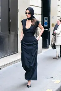 超模的时尚，一般人都不懂：詹娜黑袍现身街头