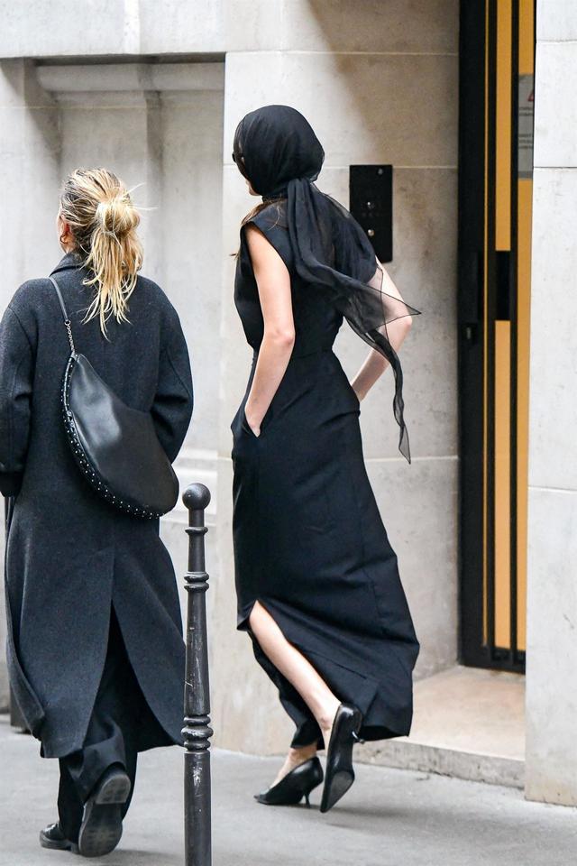 超模的时尚，一般人都不懂：詹娜黑袍现身街头