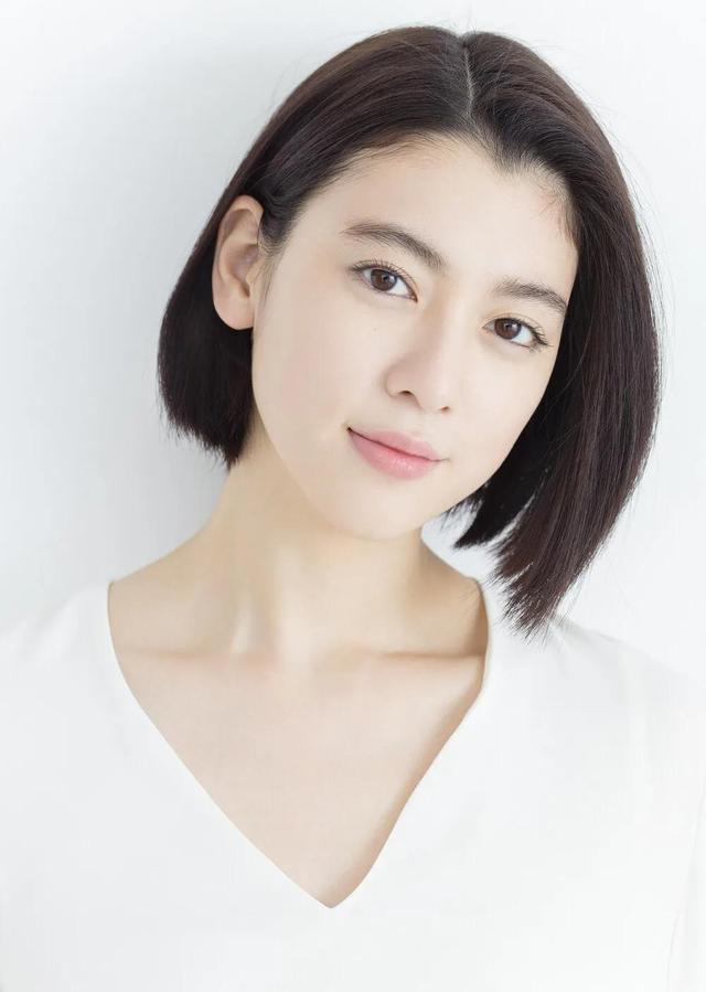 日本模特——三吉彩花