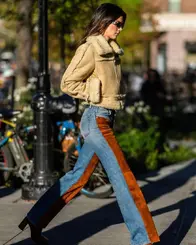 绝美大长腿+修身长裤，也是肯达尔.詹娜显摆身材的时尚单品！绝美