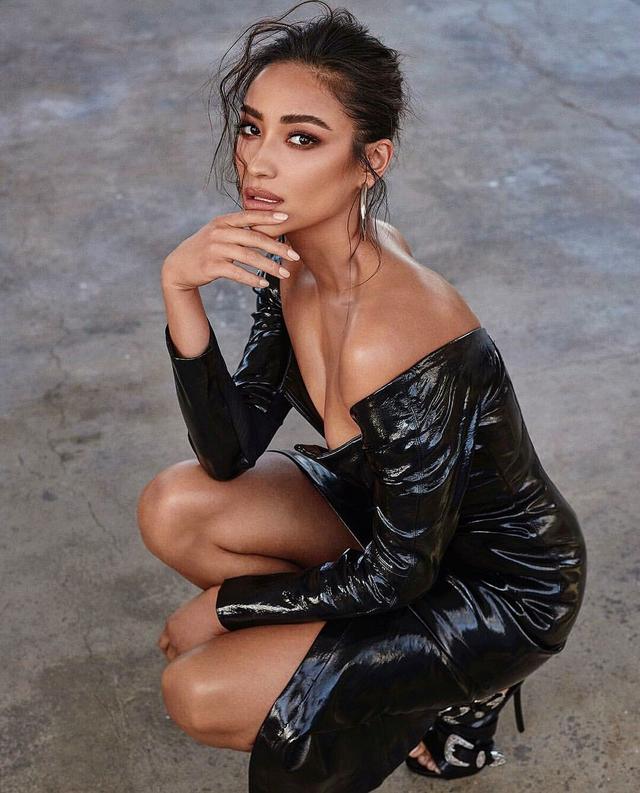 她有完美身材、出众颜值，才华横溢：加拿大混血超模Shay Mitchell