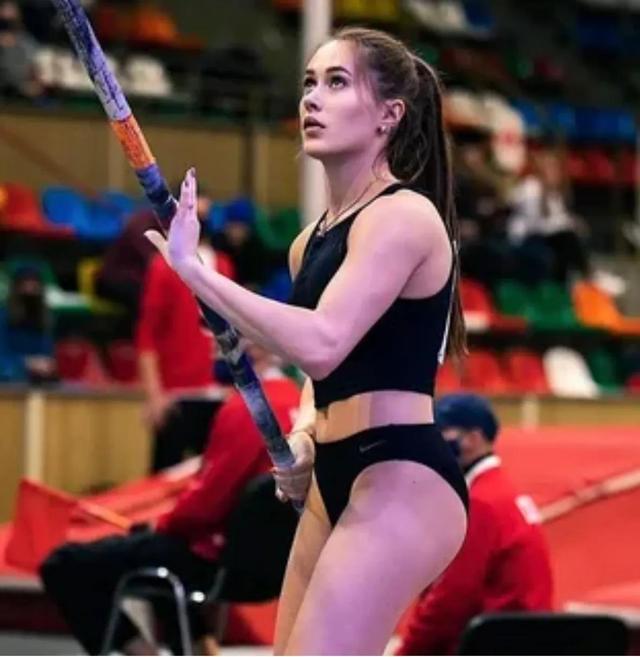 体育美女 俄罗斯撑杆跳女神赛场下的样子 波琳娜·克诺罗兹