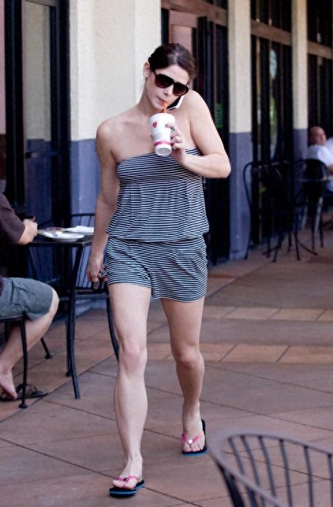 看身材就知道经常运动 美国女演员、模特 阿什丽·格林尼
