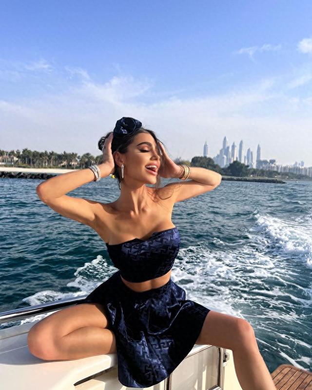她有性感曲线，凹凸有致，完美身材让粉丝疯狂追捧！迪拜时尚女神